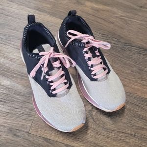 Brooks Ricochetblack gray laces sneakers size 7.5